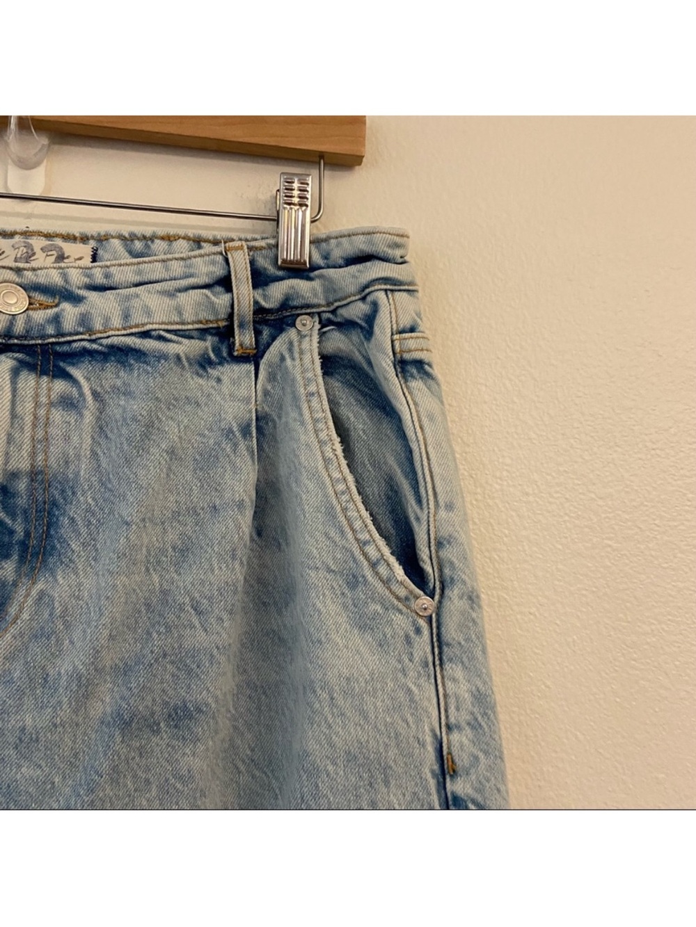 We The Free Kinsey Light Wash Distressed Wide Leg Cropped Jeans Size 28 acid - Picture 5 of 16
